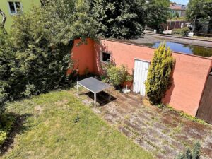 Blick zur Terrasse und Garage