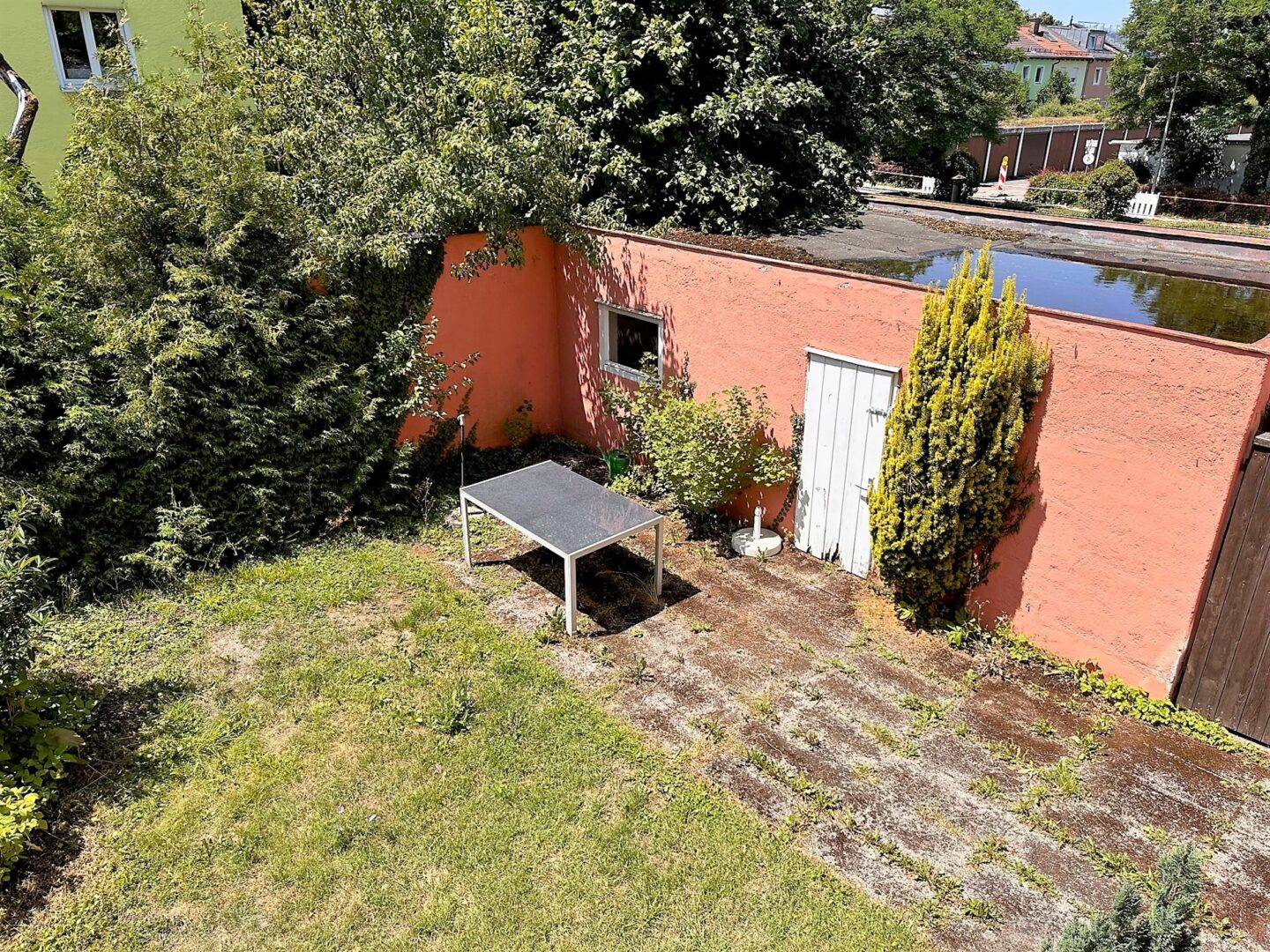 Blick zur Terrasse und Garage
