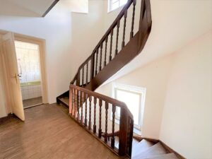 Treppe zum 2. Obergeschoss