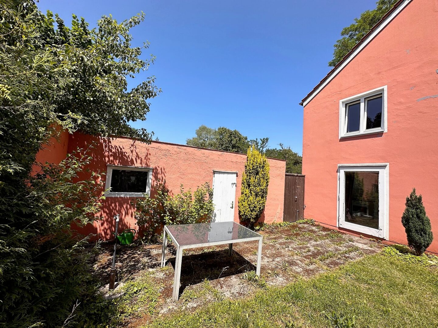Westseite mit Terrasse