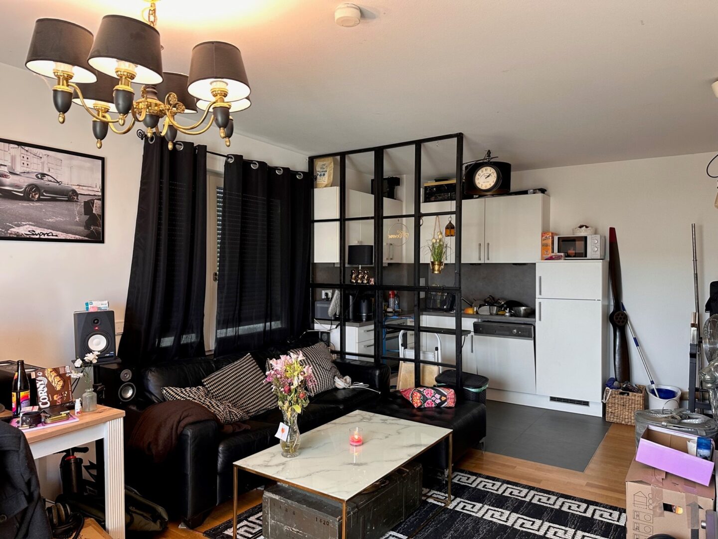 Wohnzimmer mit Küche1