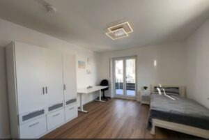 Wohnzimmer mit Blick auf den Balkon