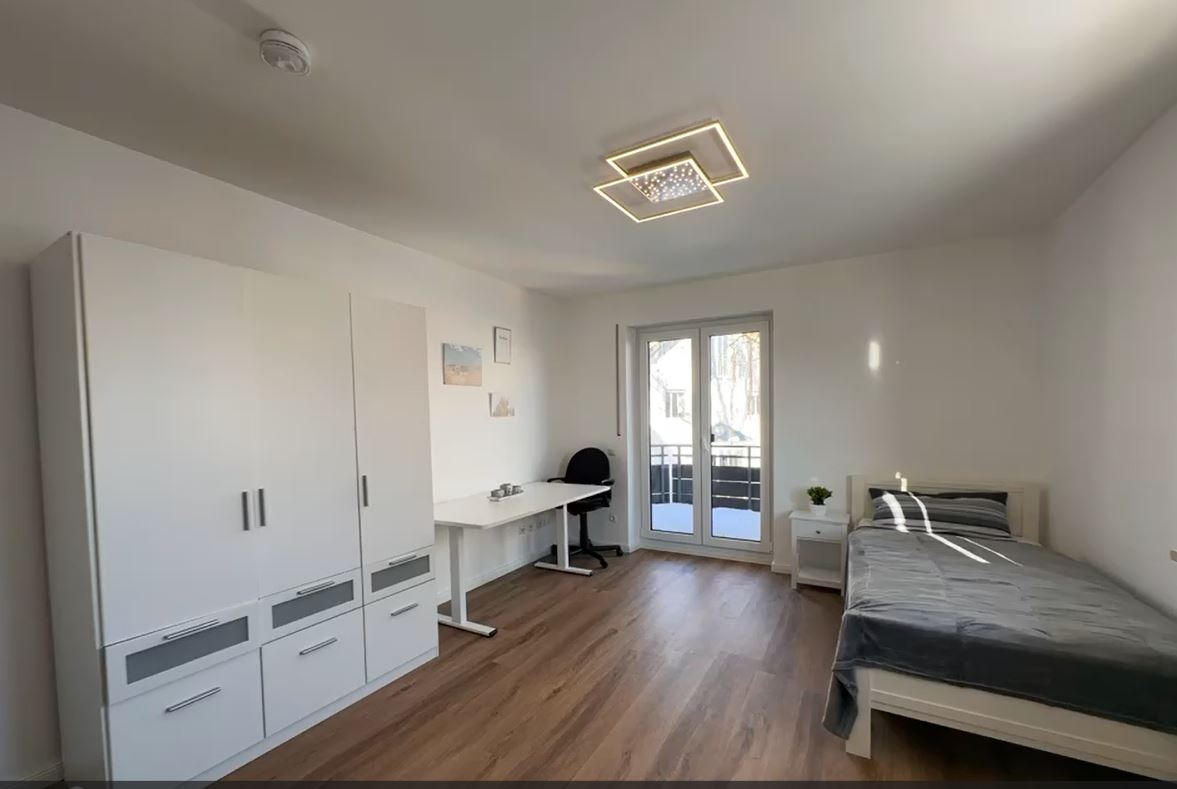 Wohnzimmer mit Blick auf den Balkon