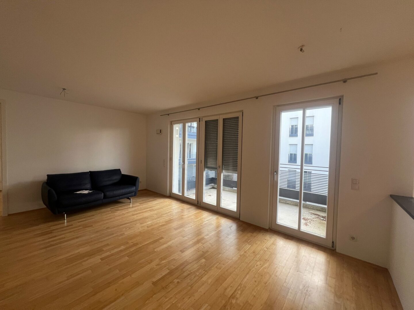 Wohnzimmer mit offener Küche