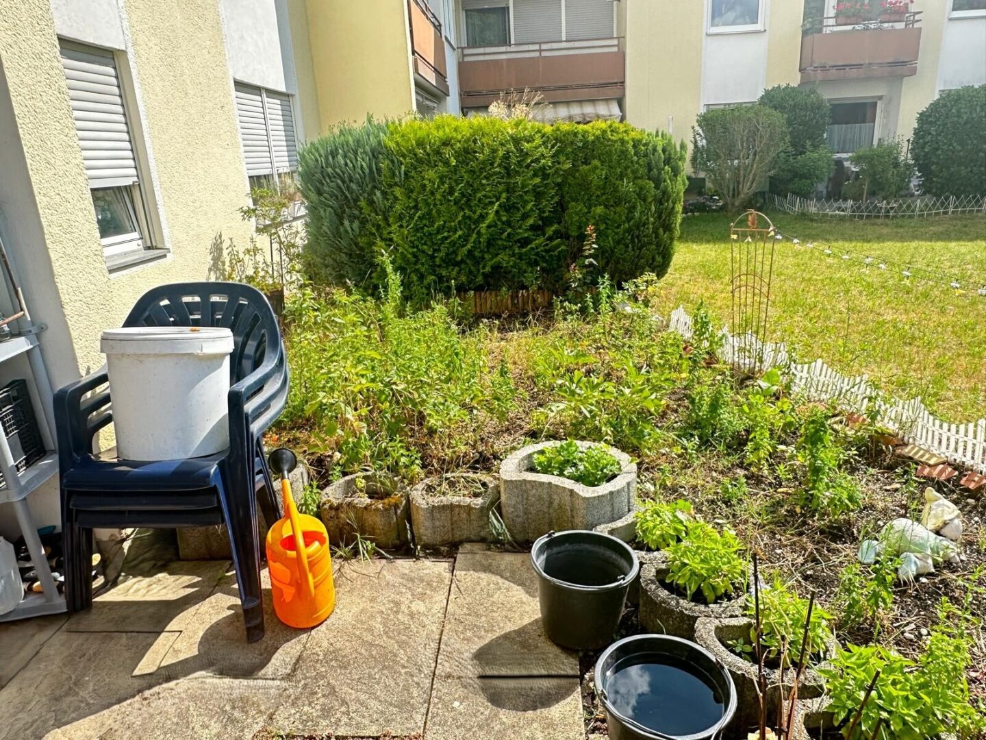 Südterrasse mit kleinem Garten