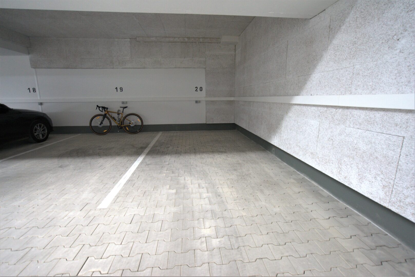 Tiefgaragenstellplatz