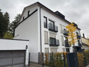 Wohnanlage mit Eingang Tiefgarage