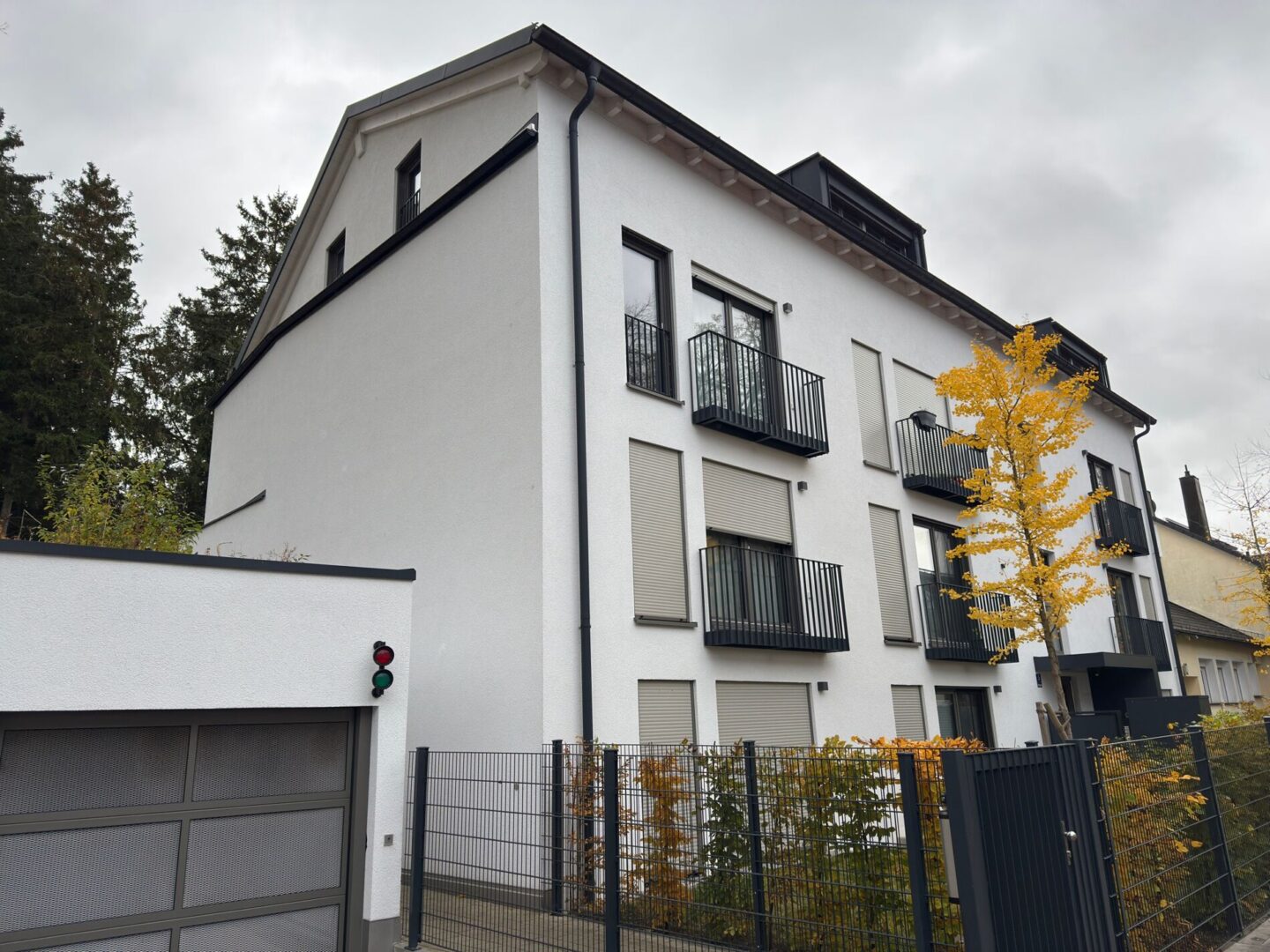 Wohnanlage mit Eingang Tiefgarage