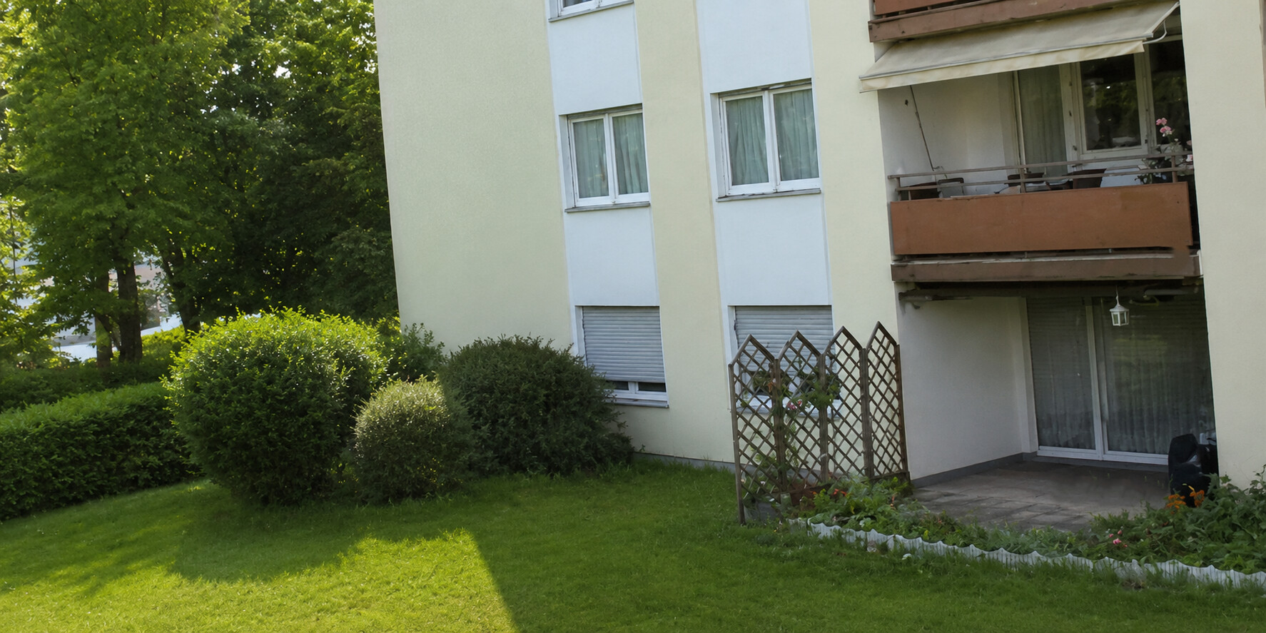 Südterrasse mit Blick ins Grüne