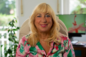 Frau Angela Schmidt